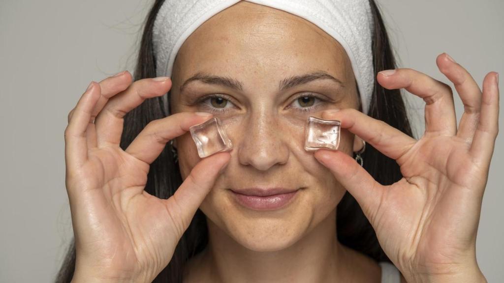 Mujer con hielo en las manos.