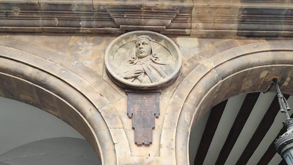 Medallón de Santa Teresa de Jesús en la Plaza Mayor de Salamanca