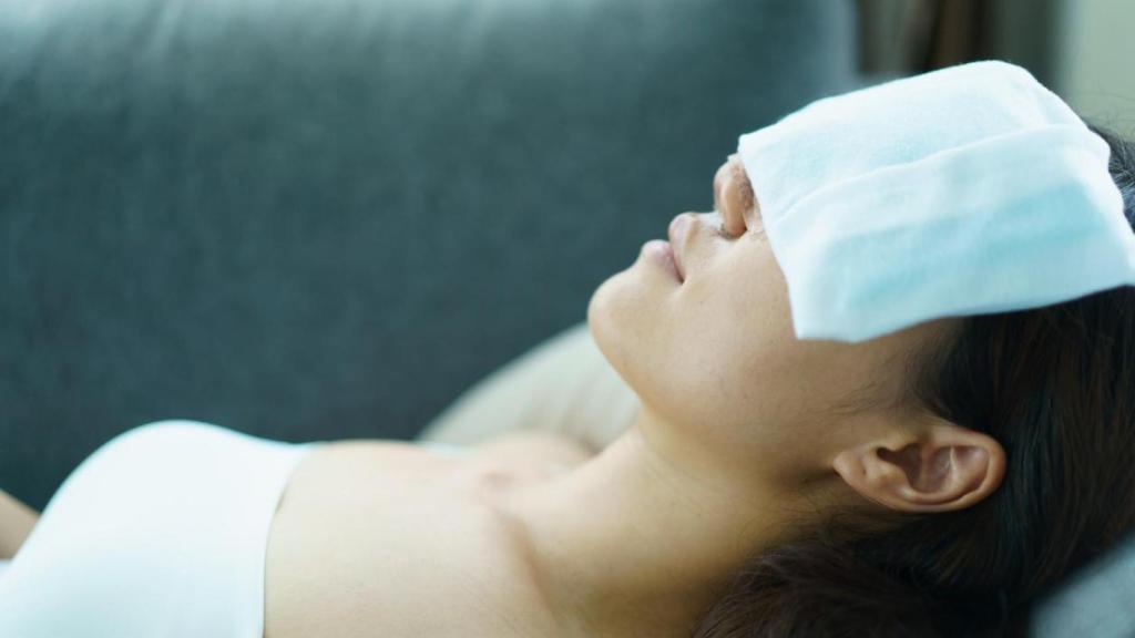 Mujer con hielo en el rostro.