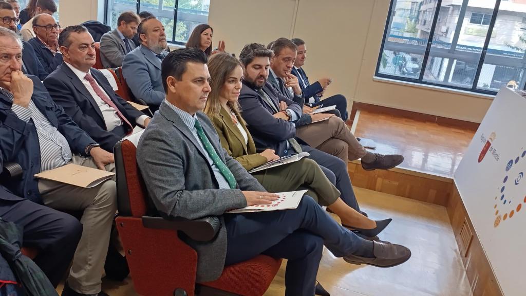 (I-D) Asisten al seminario 'Reformas electorales y gobernabilidad' el alcalde de San Javier y secretario general del PPRM, José Miguel Luengo; la vicealcaldesa de Murcia, Rebeca Pérez; el presidente de la Región de Murcia, Fernando López Miras y el consejero de Presidencia, Marcos Ortuño.