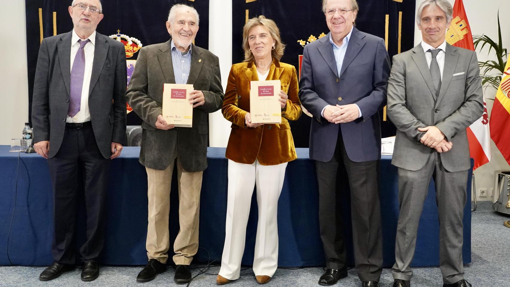 El exsecretario general del PSCyL, Jesús Quijano, los expresidentes de Castilla y León Demetrio Madrid y Juan Vicente Herrera y el historiador Enrique Berzal en la presentación del libro 'Castilla y León: 40 años de autonomía', este martes en las Cortes