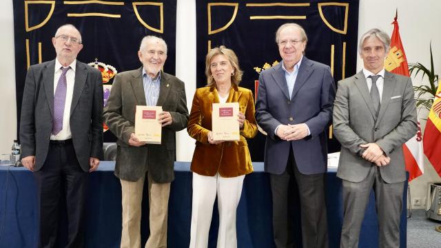 El exsecretario general del PSCyL, Jesús Quijano, los expresidentes de Castilla y León Demetrio Madrid y Juan Vicente Herrera y el historiador Enrique Berzal en la presentación del libro 'Castilla y León: 40 años de autonomía', este martes en las Cortes