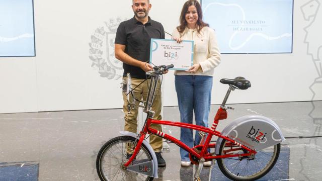 Ignacio López, usuario número 25 de Bizi Zaragoza, junto a la concejala de Medio Ambiente y Movilidad, Tatiana Gaudes.