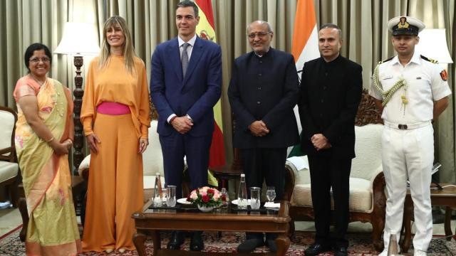 Sánchez junto a su esposa Begoña Gómez este martes en un encuentro con el gobernador del Estado de Maharashtra, en India.