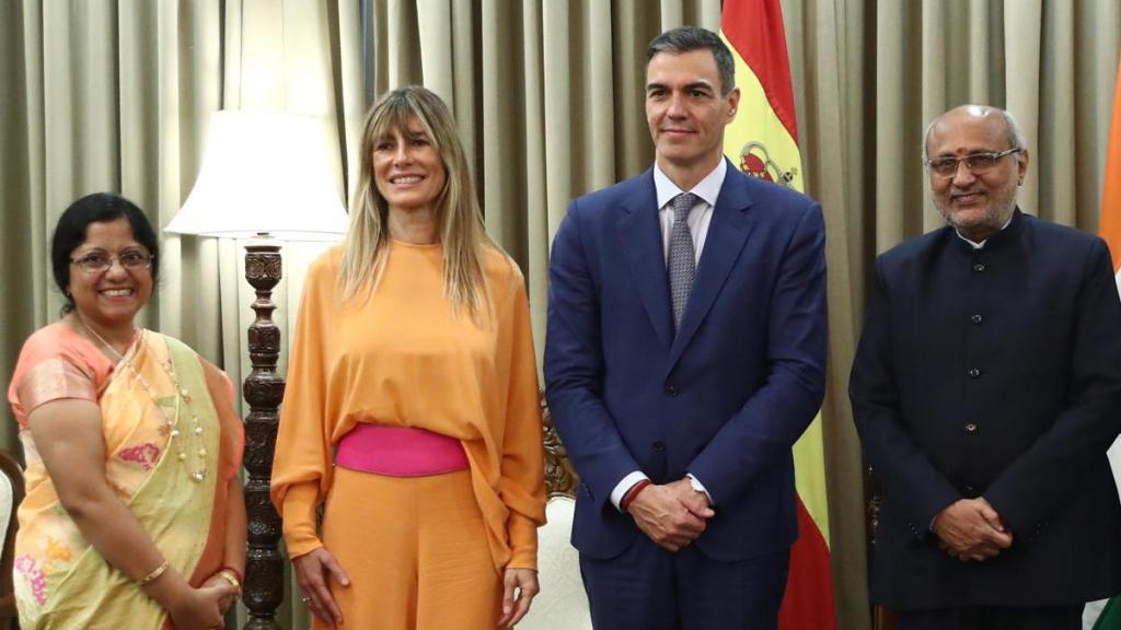 Sánchez junto a Begoña Gómez este martes en un encuentro con el gobernador del Estado de Maharashtra, en la India.