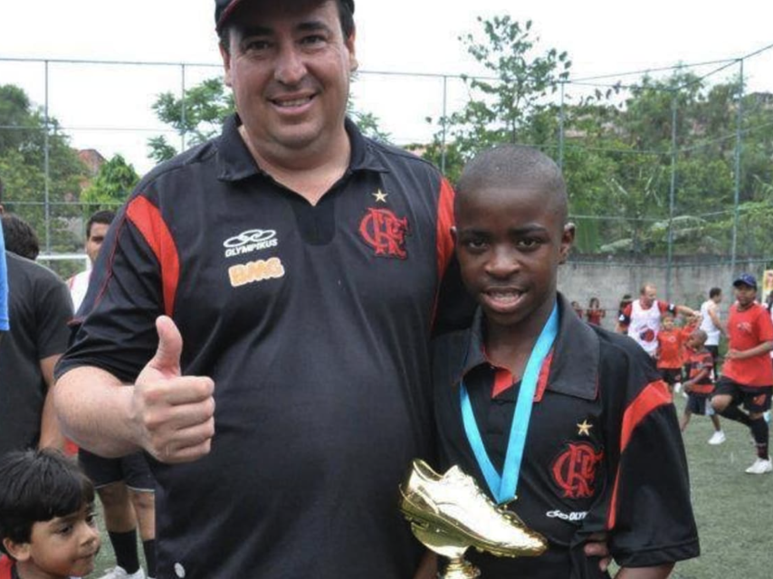 Cacau, junto a Vinicius Jr. en su infancia