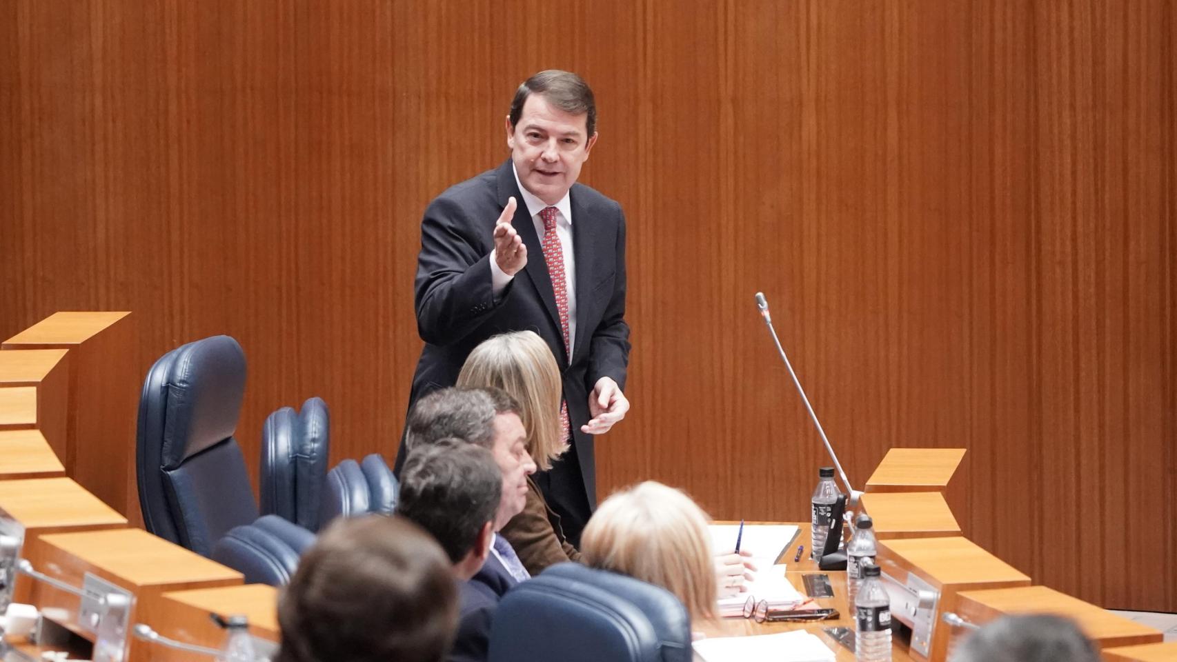 El presidente de la Junta de Castilla y León, Alfonso Fernández Mañueco, durante el pleno de las Cortes de este martes