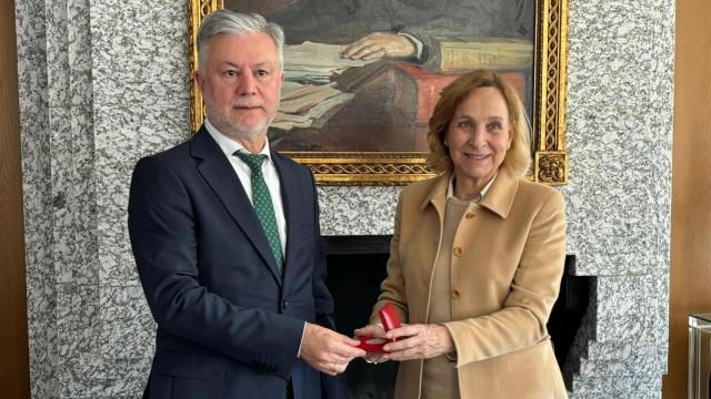 Pilar Romero Vázquez-Gulías, presidenta de la Fundación Barrié, entrega la Medalla de Plata de la Fundación Barrié a Juan Rioboo Lata.