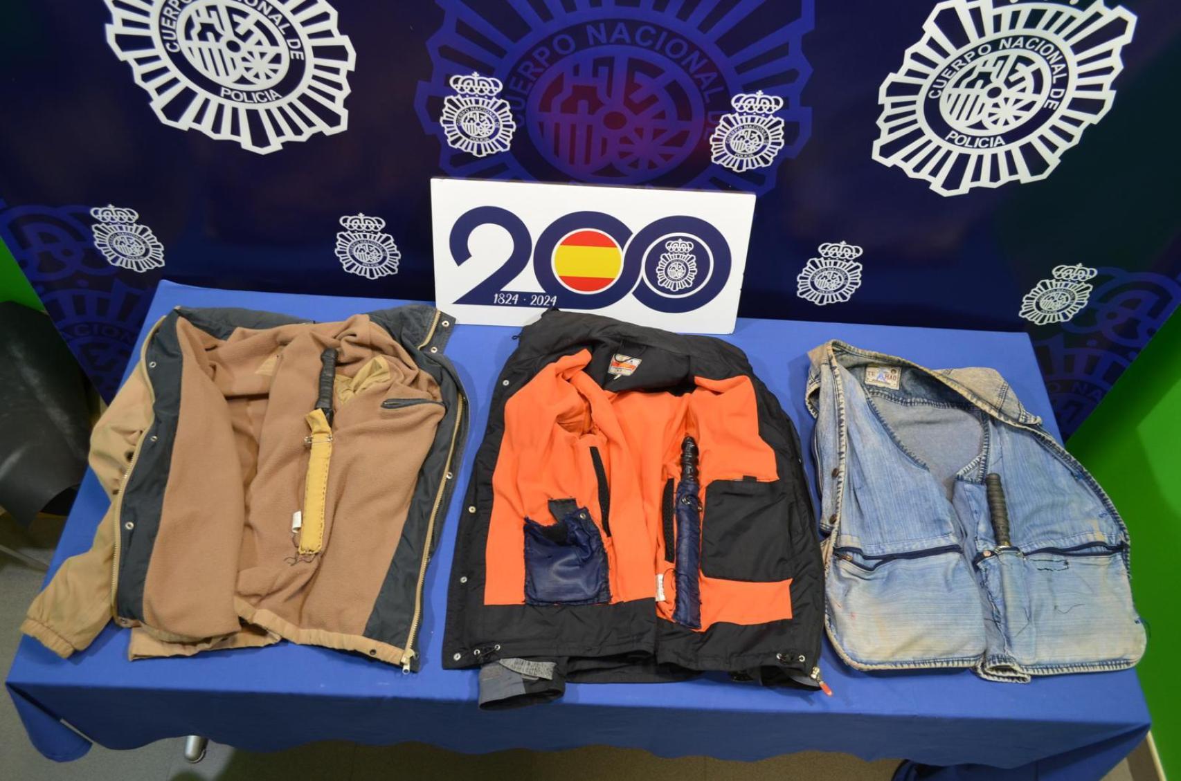 Prendas de ropa con armas blancas ocultas entre los forros, intervenidas por la Policía en la casa del detenido