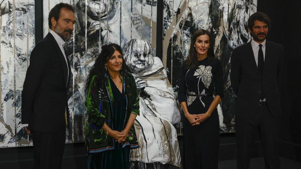 La artista Lita Cabellut, segunda por la izquierda, junto a la reina Letizia, el ministro de Cultura, Ernest Urtasun, y el comisario de la exposición, Eloy Martínez de la Pera. Foto: EFE/J. J. Guillén