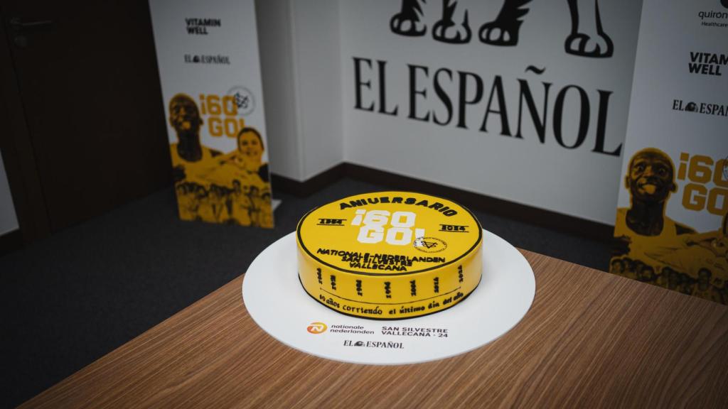 Tarta del 60 aniversario de la Nationale-Nederlanden San Silvestre Vallecana en su visita a la redacción de EL ESPAÑOL