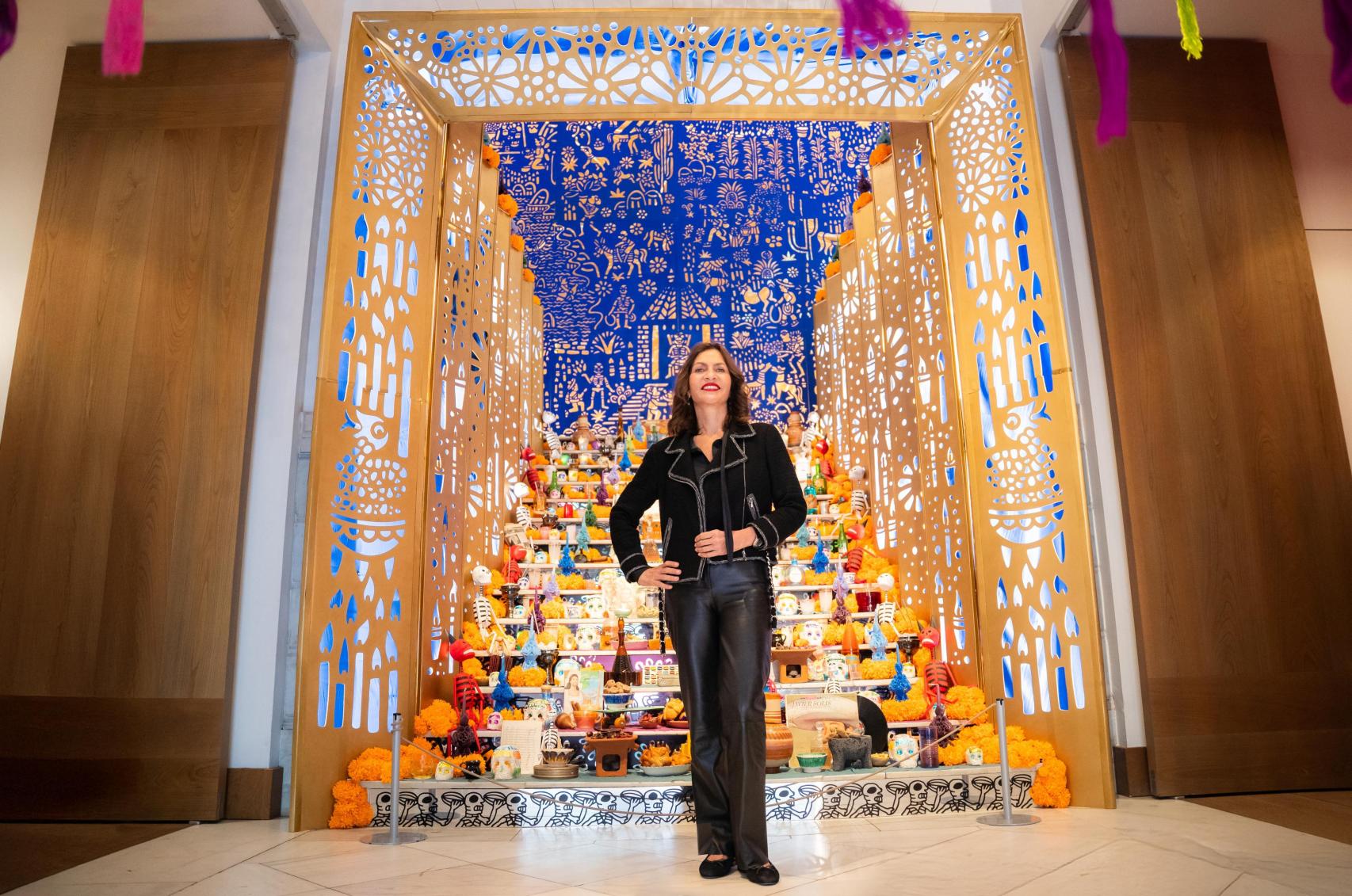 Ximena Caraza, junto a la decoración por el Día de los Muertos de Casa México.