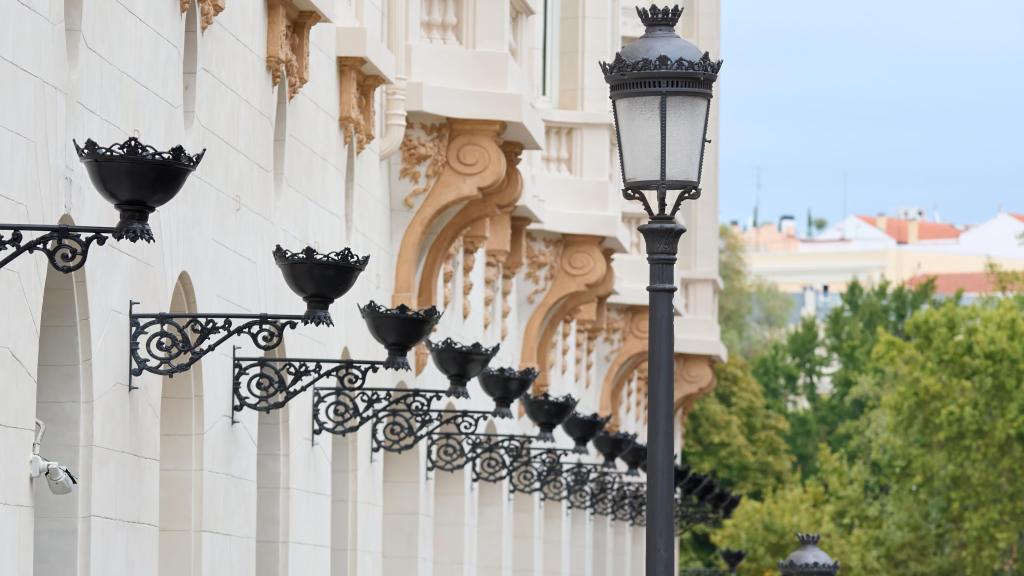 Las farolas isabelinas del Palace.