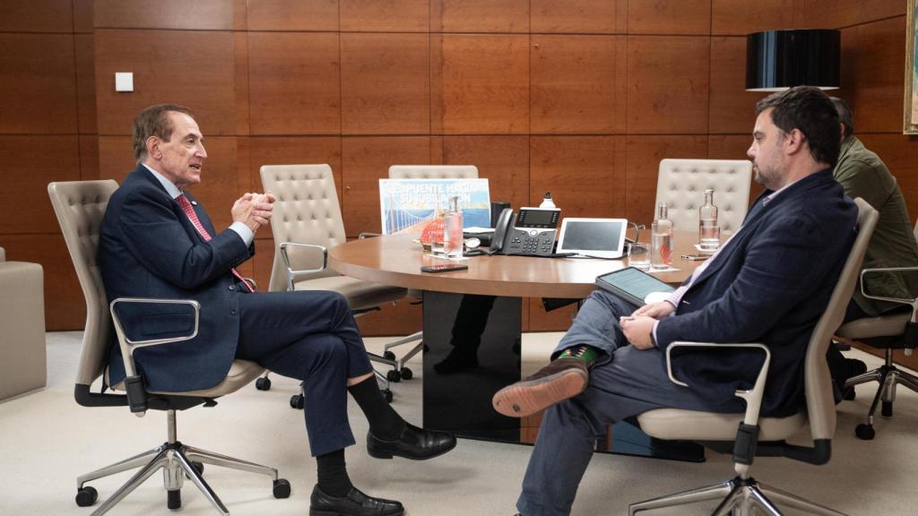 Antonio Huertas, presidente de Mapfre, conversa con el subdirector de EL ESPAÑOL, Arturo Criado.