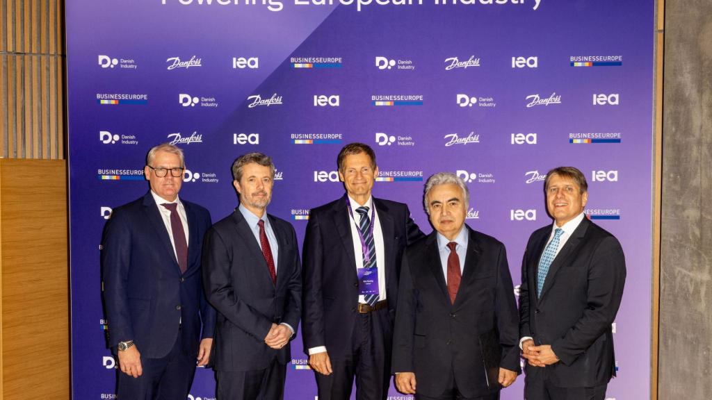 De izda a dcha: Thomas Bustrup, director general Adjunto de DI - Industria danesa, Su Majestad el Rey Federico X de Dinamarca,  Kim Fausing, presidente y director ejecutivo de Danfoss, y el Dr. Fatih Birol, director ejecutivo de la Agencia Internacional de Energía (AIE)