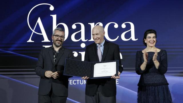 De izquierda a derecha, Javier Padilla, secretario de Estado de Sanidad; el inmunólogo Carl H. June; y Elena Abarca, vicepresidenta de HM Hospitales.