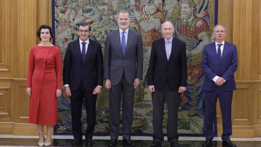 De izquierda a derecha, Elena Abarca, vicepresidenta de HM Hospitales; Juan Abarca, presidente de HM Hospitales; Felipe VI; Carl H. June, ganador del Abarca Prize; y Alberto Muñoz Terol, presidente de la Fundación de Investigación HM Hospitales (FiHM).