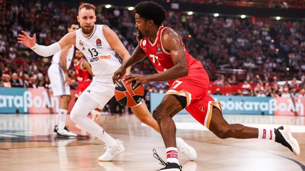 Dzanan Musa trata de detener el avance de McKissic.