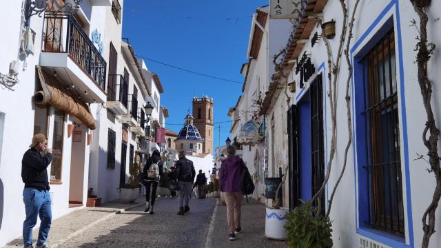 Una vista de las calles empinadas de Altea con la torre de la iglesia del Consuelo al fondo.