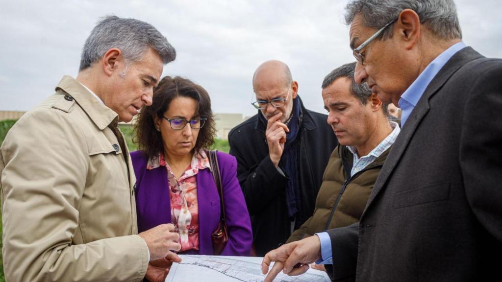 El consejero de Urbanismo, Infraestructuras, Energía y Vivienda, Víctor Serrano, acompañado por el portavoz del Grupo Municipal de Vox, Julio Calvo.