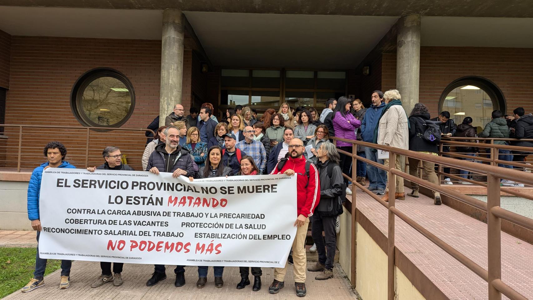 Los trabajadores del Servicio Provincial de Educación de Zaragoza se concentran ante la falta de personal: “No podemos más”