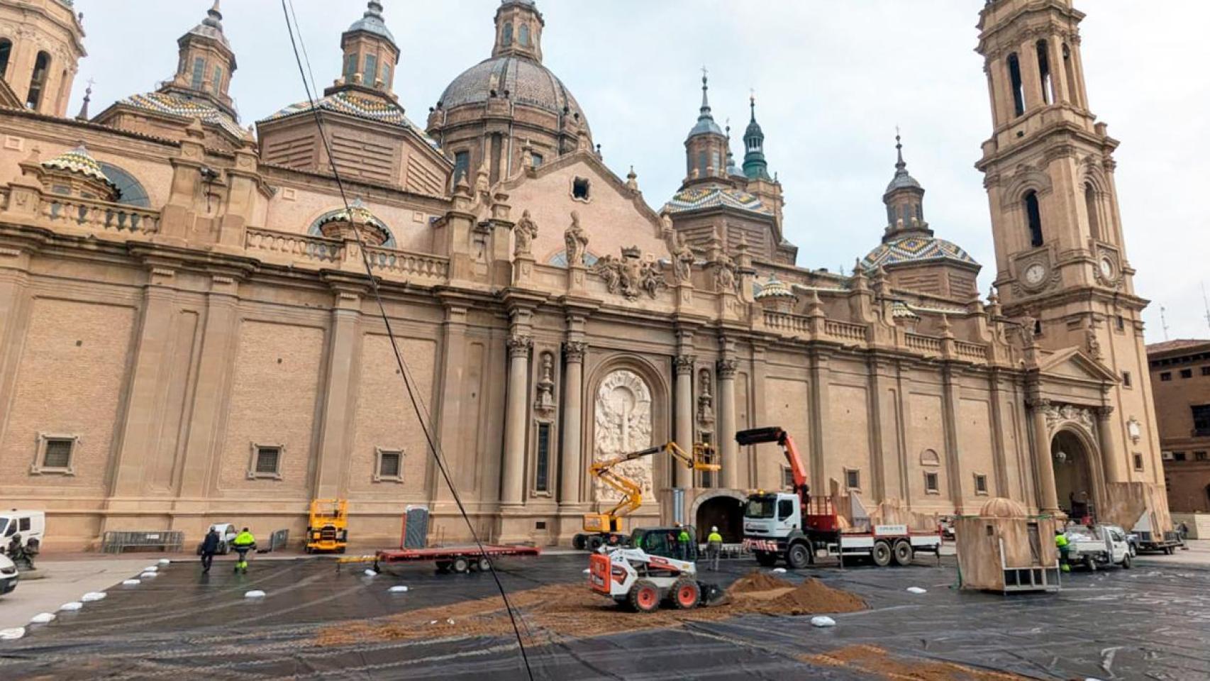 Comienza el montaje del Belén en la plaza del Pilar.