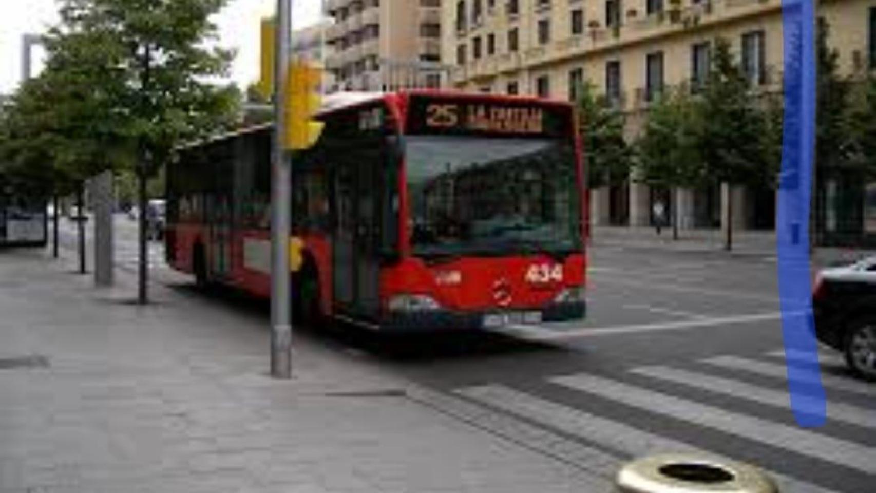 Línea de bus urbano 25, que comunica el barrio rural de La Cartuja.