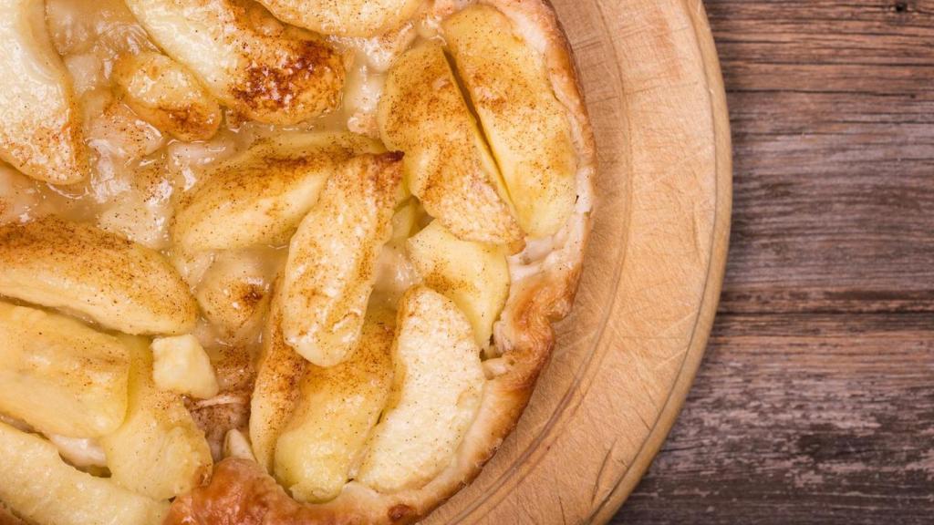 Una tarta de hojaldre con frutas.