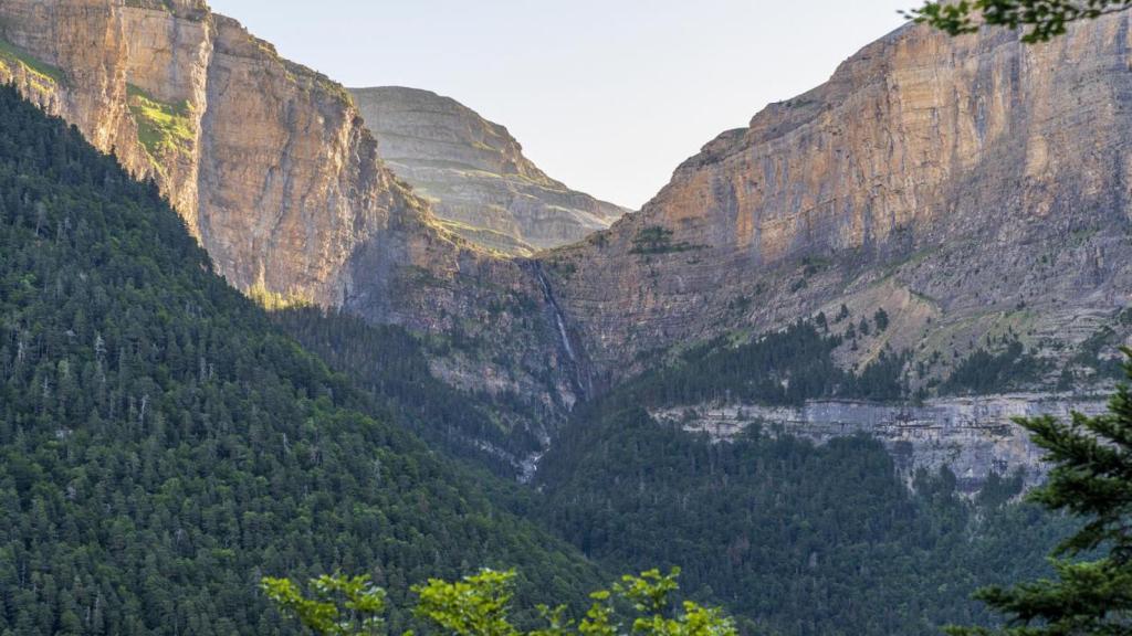 Vistas al circo Cotatuero con su cascada.