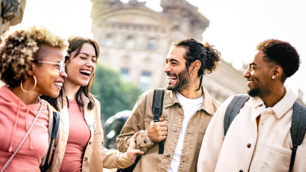 Un grupo de amigos hablando y divirtiéndose.