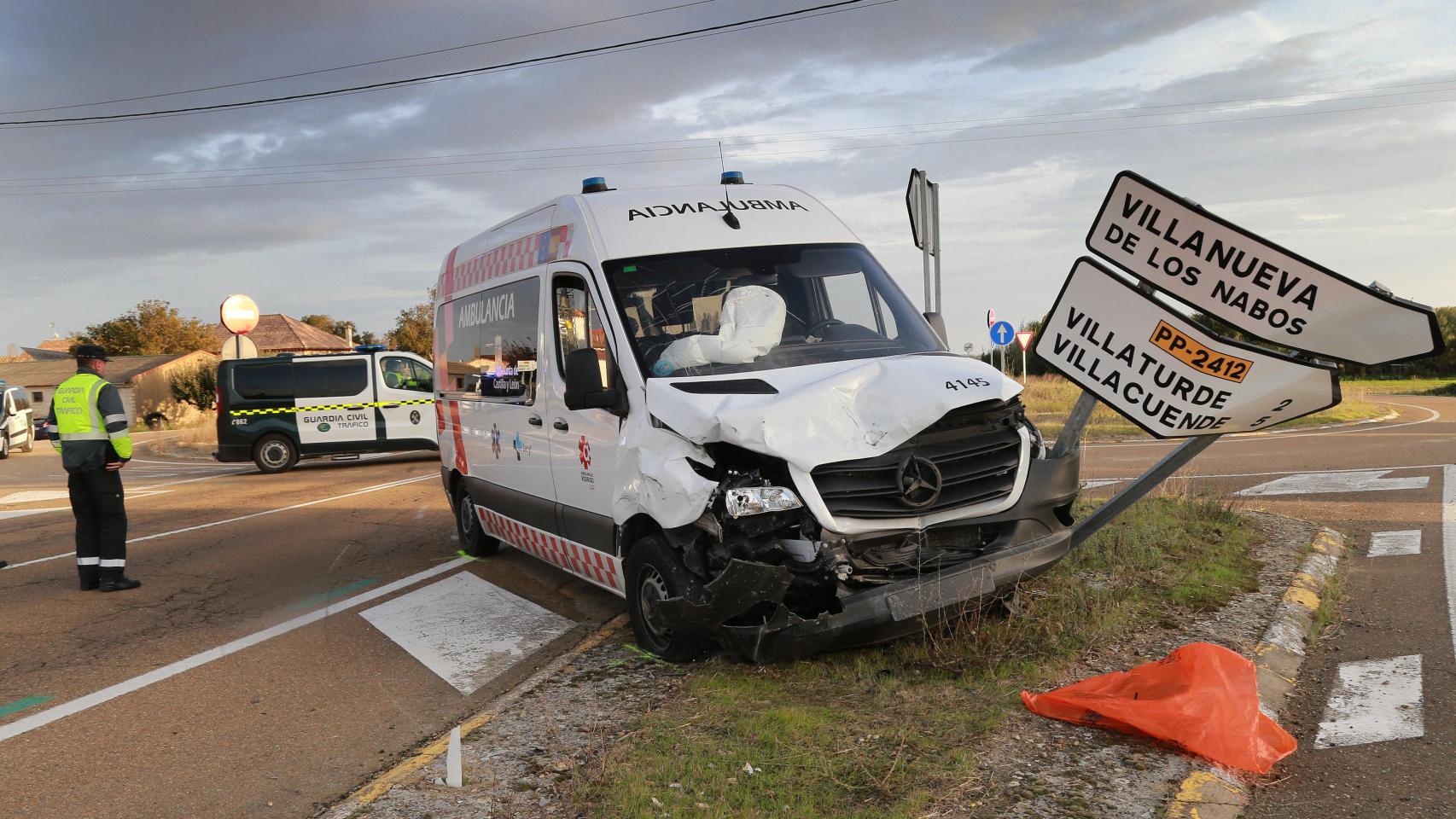 Imagen del accidente entre una ambulancia y un turismo