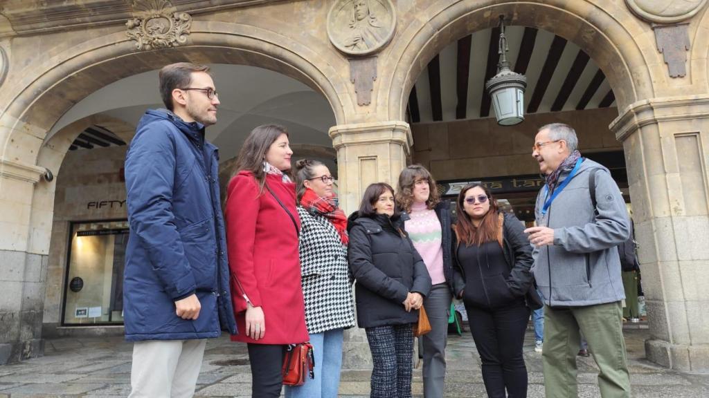 Presentación de 'Salamanca con voz de mujer' junto al medallón de Santa Teresa en la Plaza Mayor