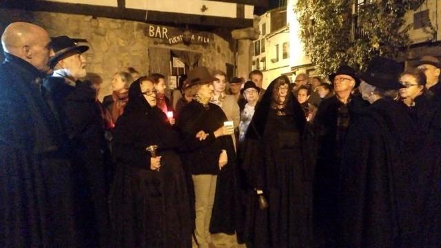 'Moza de ánimas' en Mogarraz, fiel reflejo de las tradiciones en la época de recordar a los difuntos