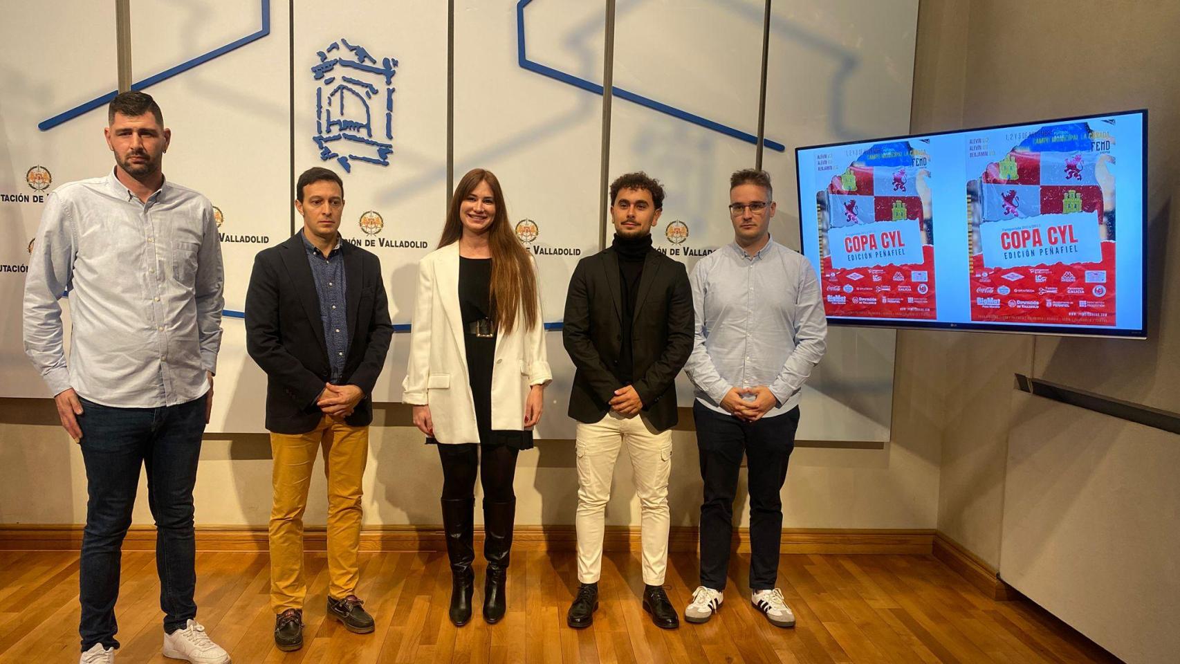 La diputada de Educación y Cultura, Yolanda Burgoa, junto al concejal de Deportes de Peñafiel, Javier Bernabé, y organizadores de la III  Edición de la Copa CyL de Fútbol