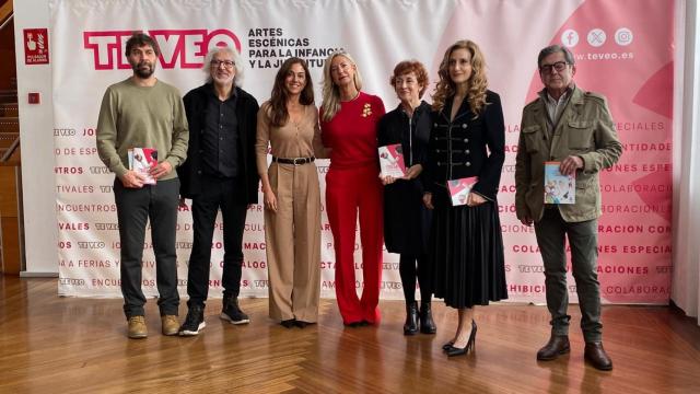 La concejala de Educación y Cultura del Ayuntamiento de Valladolid, Irene Carvajal; la viceconsejera de Acción Cultural de la Junta de Castilla y León, Mar Sancho; la vicerrectora de Comunicación, Cultura y Deporte de la Universidad de Valladolid; Rebeca San José; el director artístico del Teatro Calderón, José María Viteri; y los coordinadores de la cita, Ana Gallego y Jacinto Gómez