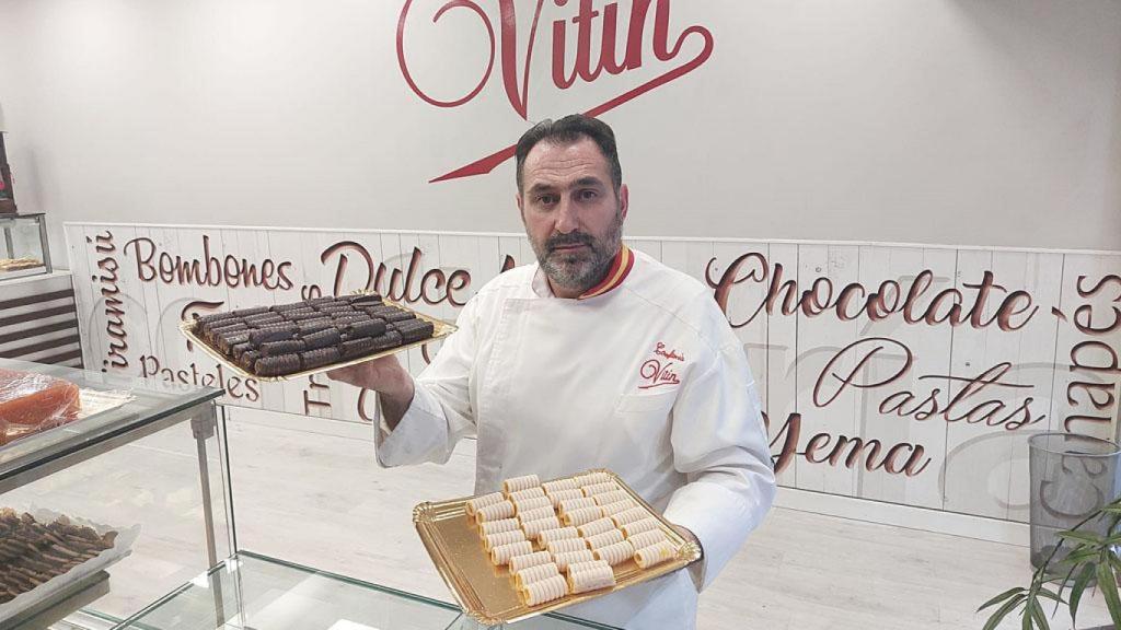 Rafael Mesonero en la Pastelería Vitín