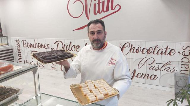 Rafael Mesonero en la Pastelería Vitín