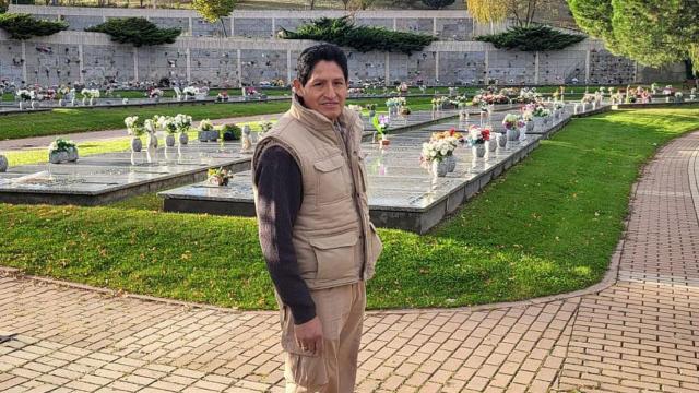 Walter, trabajador de Nevasa, en un cementerio de Valladolid