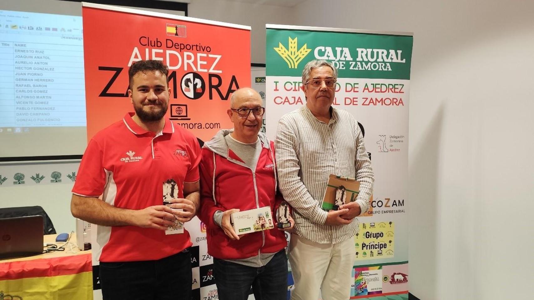 Ganadores del primer torneo de ajedrez de la temporada