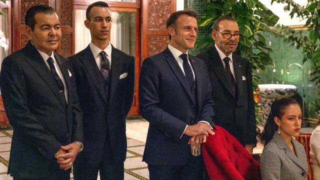 Mohamed VI junto a sus dos hijos y Macron.