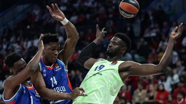 Un lance del encuentro entre el Anadolu Efes y el Barcelona.