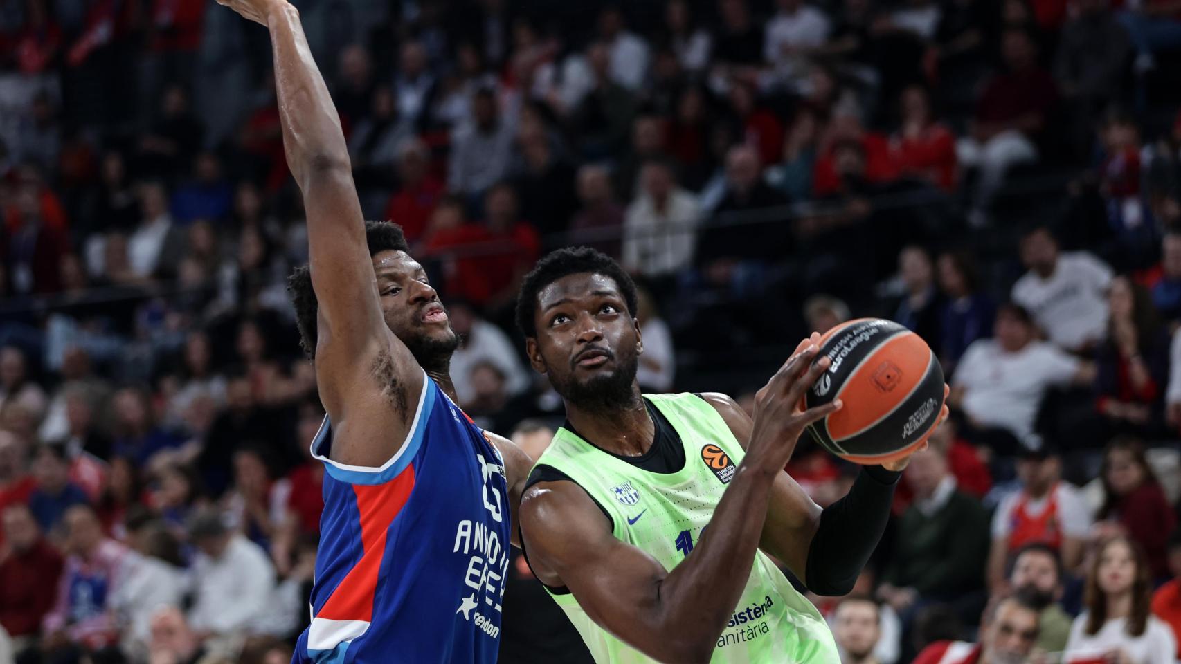 Chimezie Metu entra a canasta con el balón controlado.