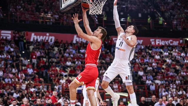 Mario Hezonja trata de obstaculizar a Vezenkov en el partido de la Euroliga.