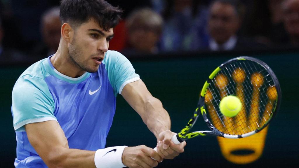 Carlos Alcaraz ejecuta su revés en el partido ante Jarry del Masters 1.000 de Madrid.