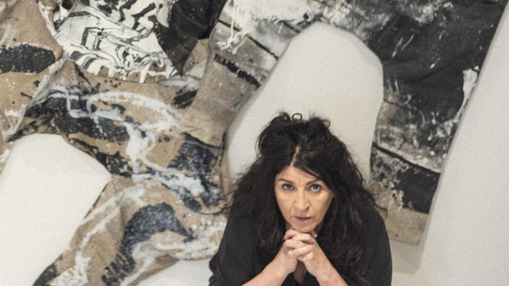 Lita Cabellut en su estudio delante de una de sus obras inspiradas en los 'Disparates' de Goya, titulada 'Romería de san Isidro' (2024). Foto: Lluc Queralt