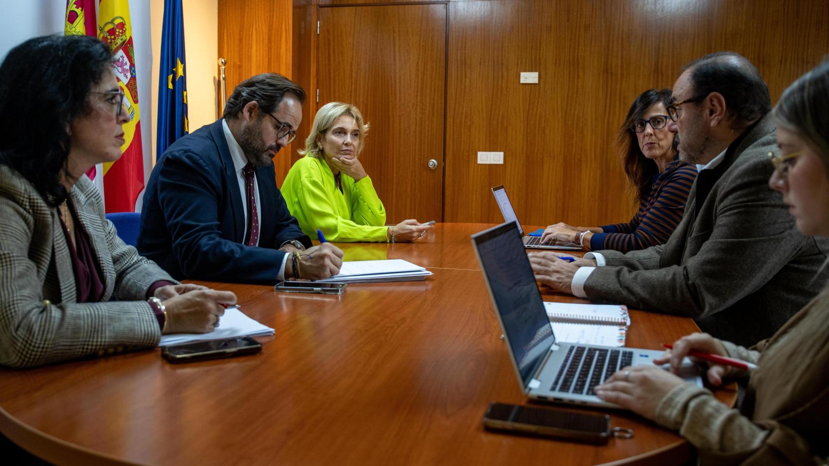 El presidente del PP de Castilla-La Mancha, Paco Núñez, se ha reunido este martes en las Cortes con responsables de Igualdad de las capitales de la región.