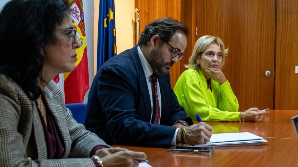 El presidente del PP de Castilla-La Mancha, Paco Núñez, se ha reunido este martes en las Cortes con responsables de Igualdad de las capitales de la región.