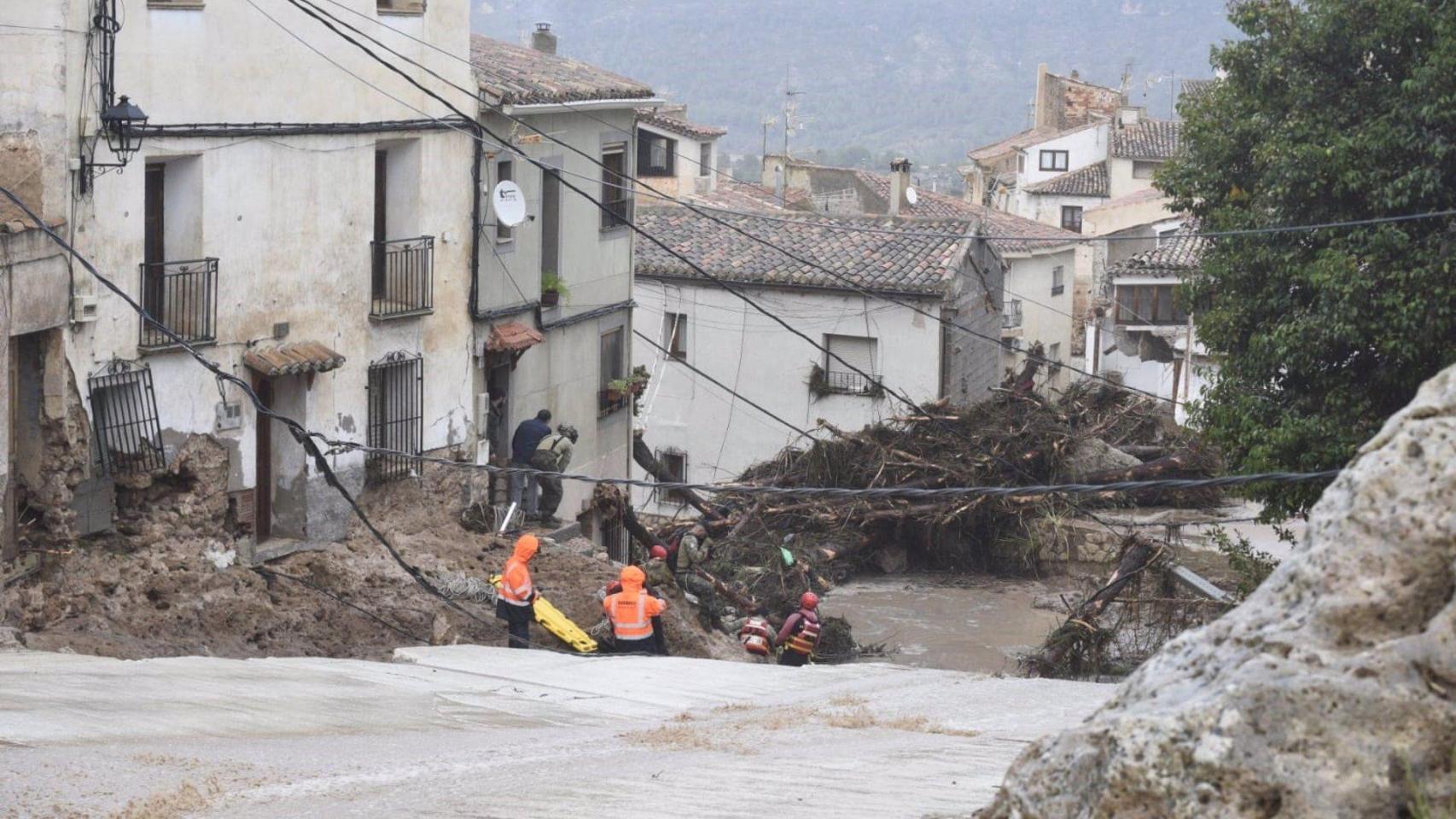 Labores de rescate de los servicios de emergencias en Letur (Albacete).