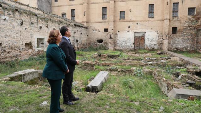 La presidenta de la Diputación de Toledo, Conchi Cedillo, y el alcalde de la capital regional, Carlos Velázquez, visitaron ayer el solar de Alamillos del Tránsito donde se construirán viviendas y aparcamiento para residentes.