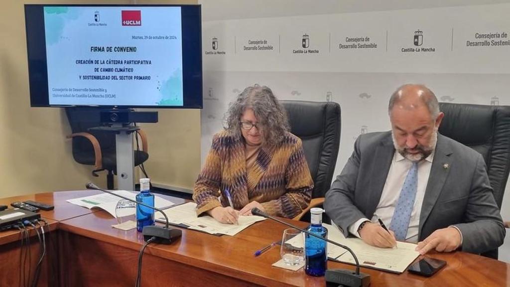 Mercedes Gómez y Julián Garde en el momento de la firma.